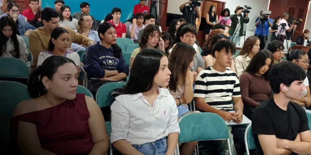 Promueven protección de la flora y fauna en conferencia universitaria