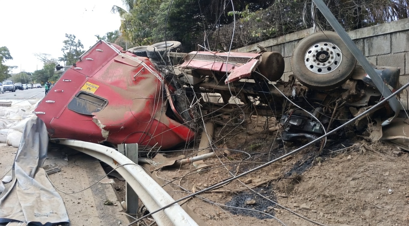 Rastra cargada de azúcar sin frenos provoca la muerte de una persona en Carretera Sur