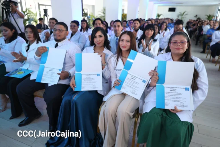 Nuevos médicos de la Policía Nacional se gradúan comprometidos con la paz y la salud