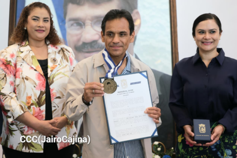 Ricardo El Finito López es condecorado con la máxima orden al deporte, Alexis Argüello