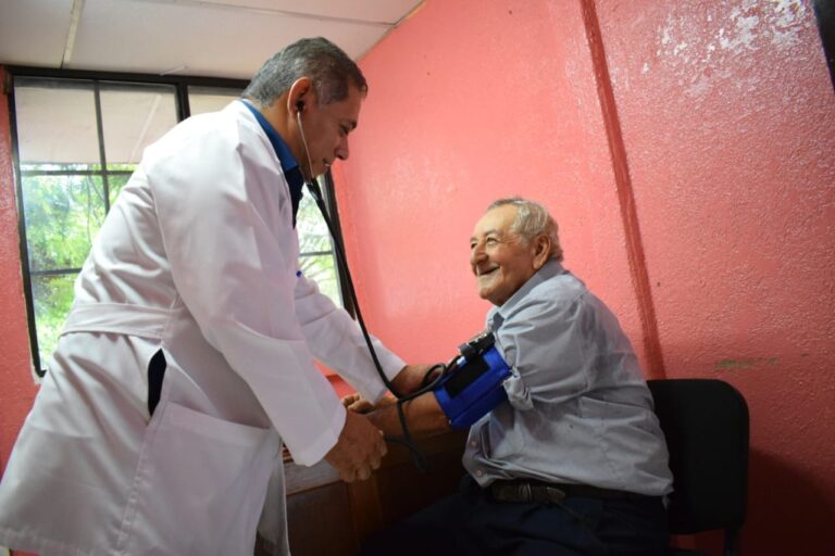 Pacientes crónicos deben tomar medidas de precaución ante impacto del calor en el sistema cardiovascular