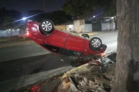 Conductor resulta con lesiones leves tras volcamiento en Managua