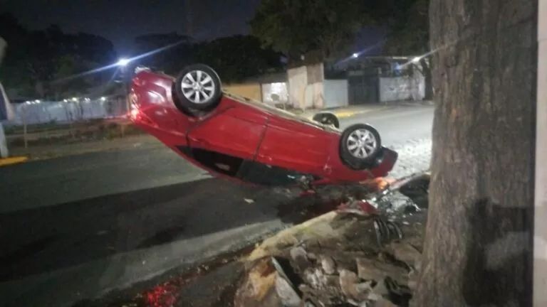 Conductor resulta con lesiones leves tras volcamiento en Managua