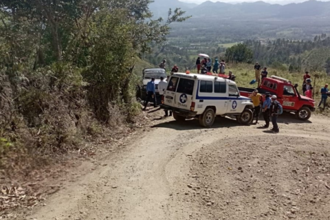 Hombre muere al lanzarse de una camioneta en Jalapa