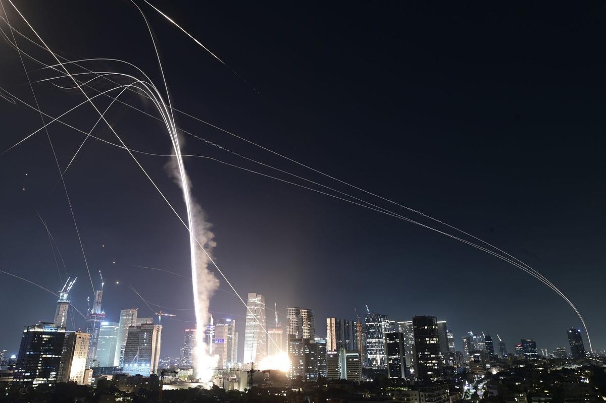 El poder de los misiles iraníes expone fisuras en la defensa aérea israelí