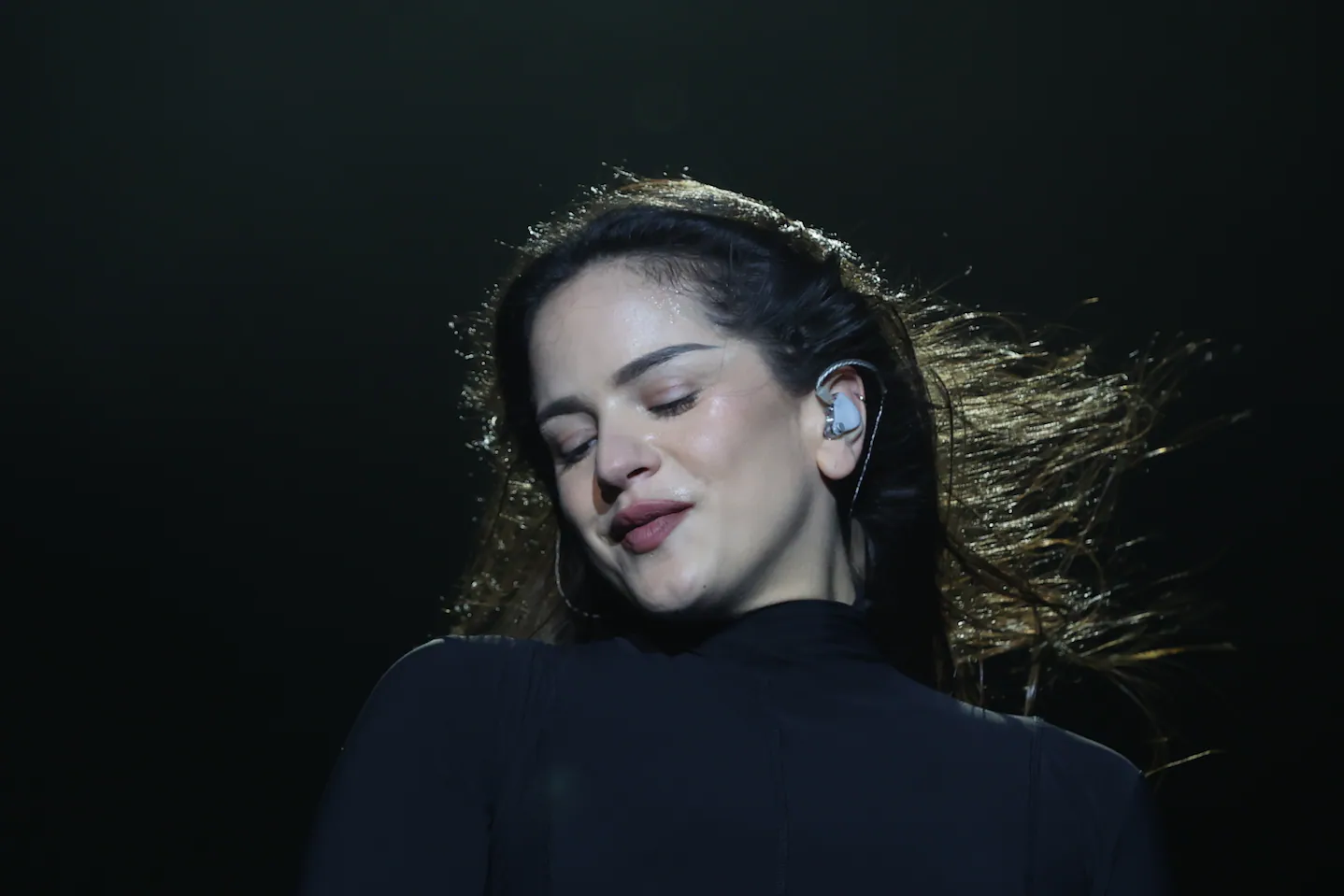 Rosalía suspende concierto en Milán por intoxicación alimentaria: “Estoy realmente mal”