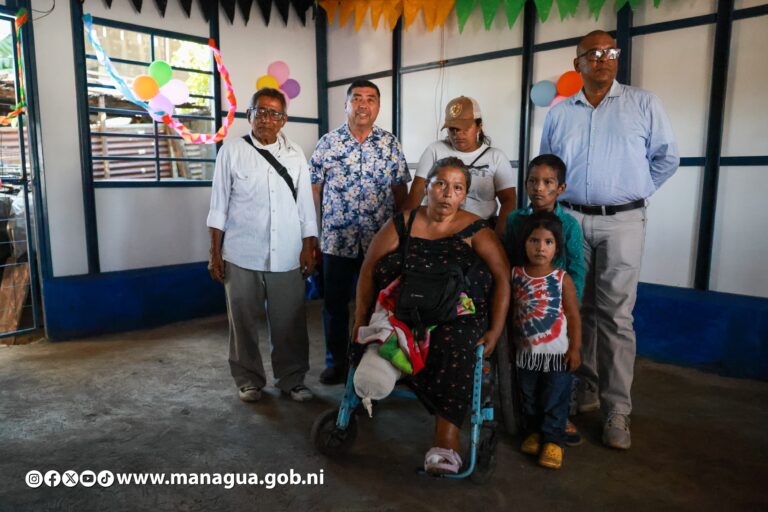 Adultos mayores que vivían en situación de vulnerabilidad reciben vivienda diga