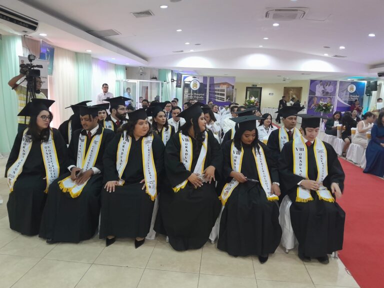 Comprometidos con el carácter humano, 16 médicos se gradúan en el Hospital Escuela Monte España