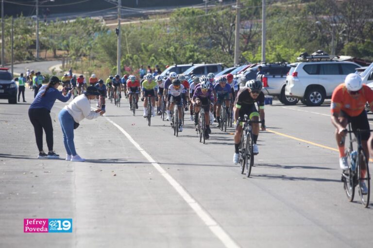 Atletas dan la bienvenida al verano a través del V Tour Ciclístico