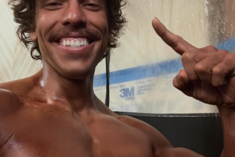 ijo latino de Arnold Schwarzenegger arrasa en competencia de fisiculturismo