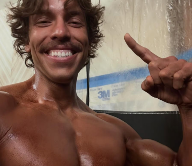 ijo latino de Arnold Schwarzenegger arrasa en competencia de fisiculturismo