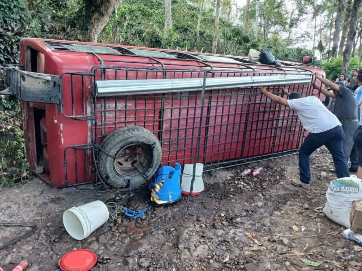 Una trabajadora de la salud muere y otras siete personas resultan lesionadas en accidente de camión en La Dalia