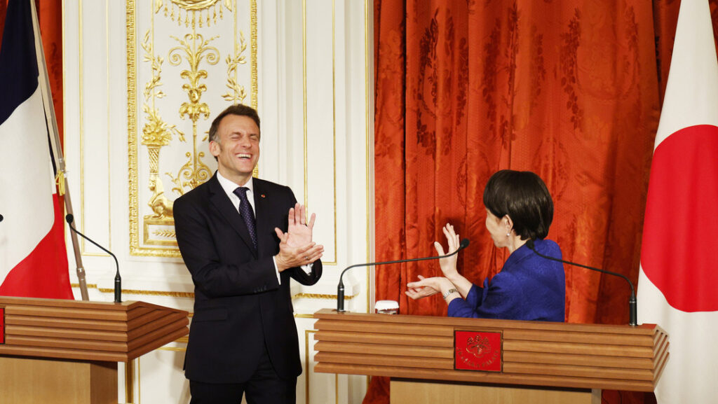 La primera ministra japonesa y Macron posan al estilo del 'kamehameha' de Dragon Ball