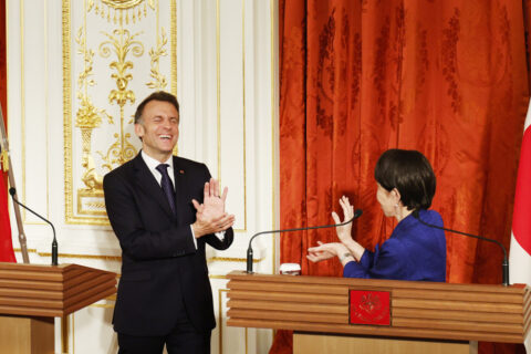 La primera ministra japonesa y Macron posan al estilo del 'kamehameha' de Dragon Ball