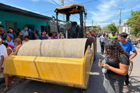 Hombre muere prensado por una aplanadora frente a su vivienda en Granada