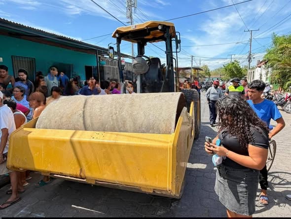 Hombre muere prensado por una aplanadora frente a su vivienda en Granada