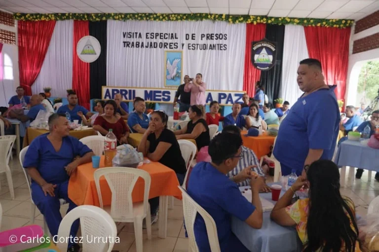 Reencuentros que rehabilitan: Familias se unen en los penales este Jueves Santo