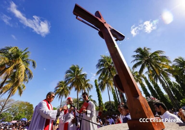 Miles de capitalinos participan del tradicional Viacrucis