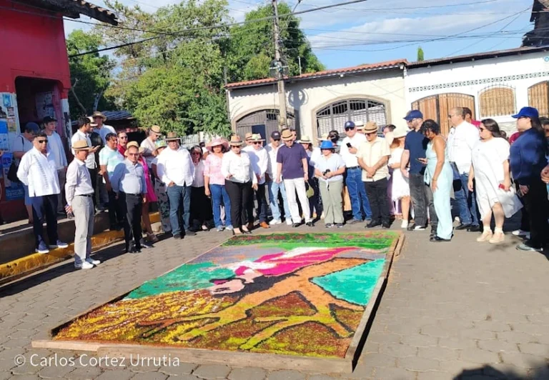 Miles de familias disfrutan de las tradicionales alfombras pasionarias en León