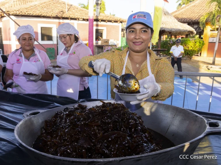 Reparten 2 mil raciones del tradicional almíbar en el Puerto Salvador Allende