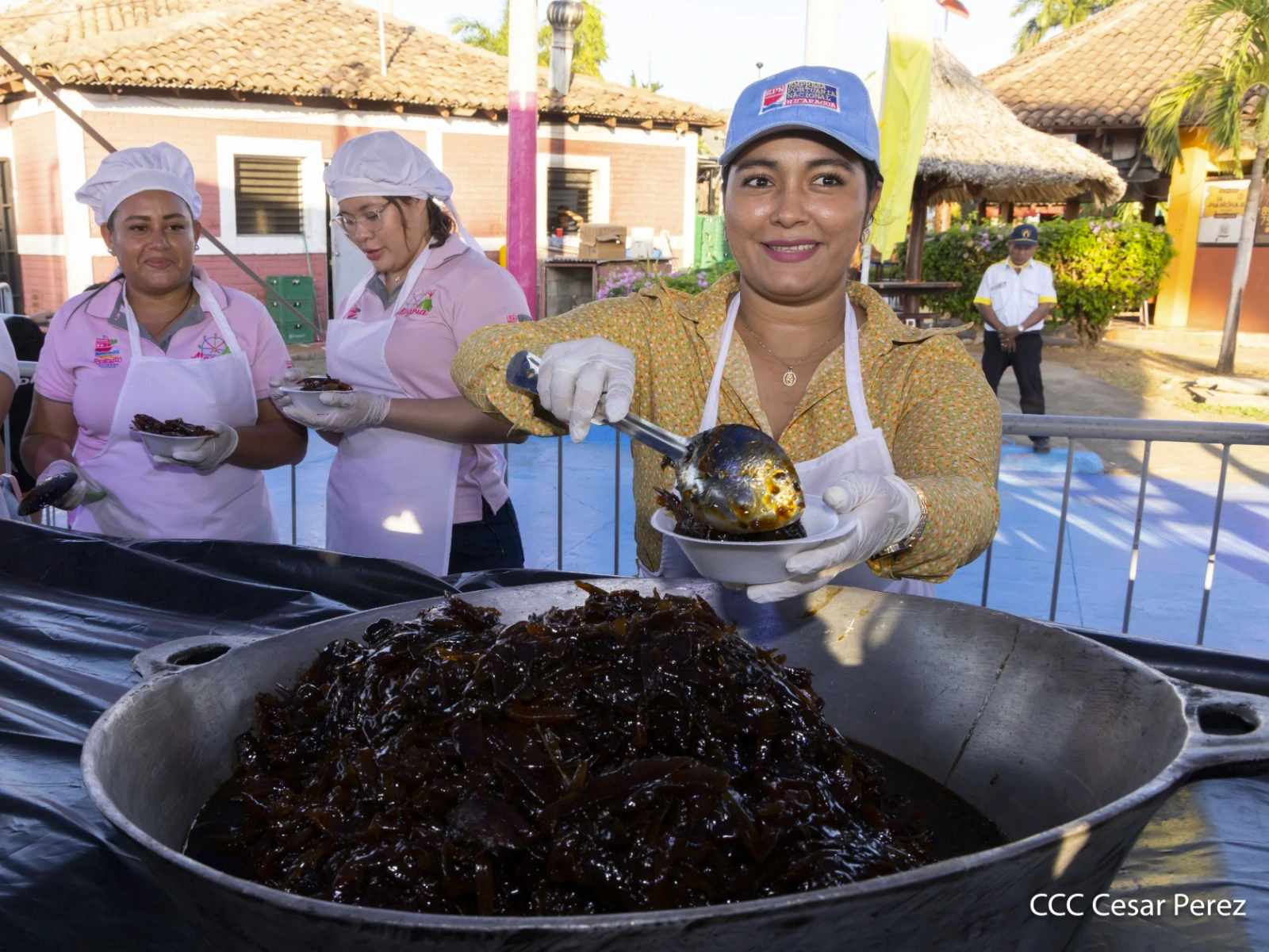 Reparten 2 mil raciones del tradicional almíbar en el Puerto Salvador Allende