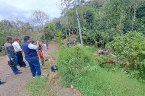 Dos fallecidos y 7 lesionados deja vuelco de camioneta en Jinotega