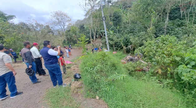 Dos fallecidos y 7 lesionados deja vuelco de camioneta en Jinotega