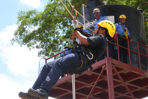 Futuros bomberos de la academia nacional ejecutan simulacro de rescate con cuerdas