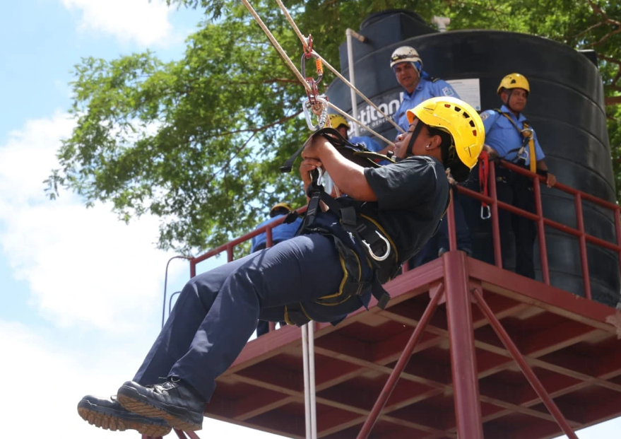 Futuros bomberos de la academia nacional ejecutan simulacro de rescate con cuerdas