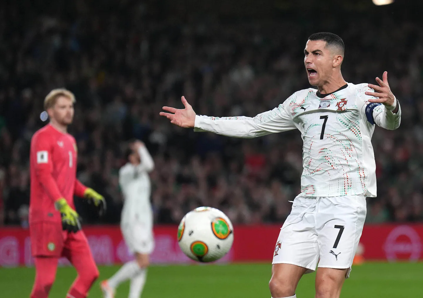 La FIFA elige a 52 árbitros para el Mundial