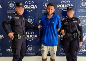 Detienen a nicaragüense en El Salvador por atacar con una piedra a su compañero de tragos