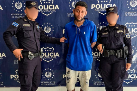Detienen a nicaragüense en El Salvador por atacar con una piedra a su compañero de tragos