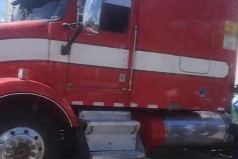 Motociclista de 63 años fallece tras ser arrollado por cabezal en semáforos de El Mayoreo