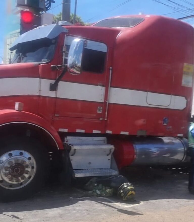 Motociclista de 63 años fallece tras ser arrollado por cabezal en semáforos de El Mayoreo