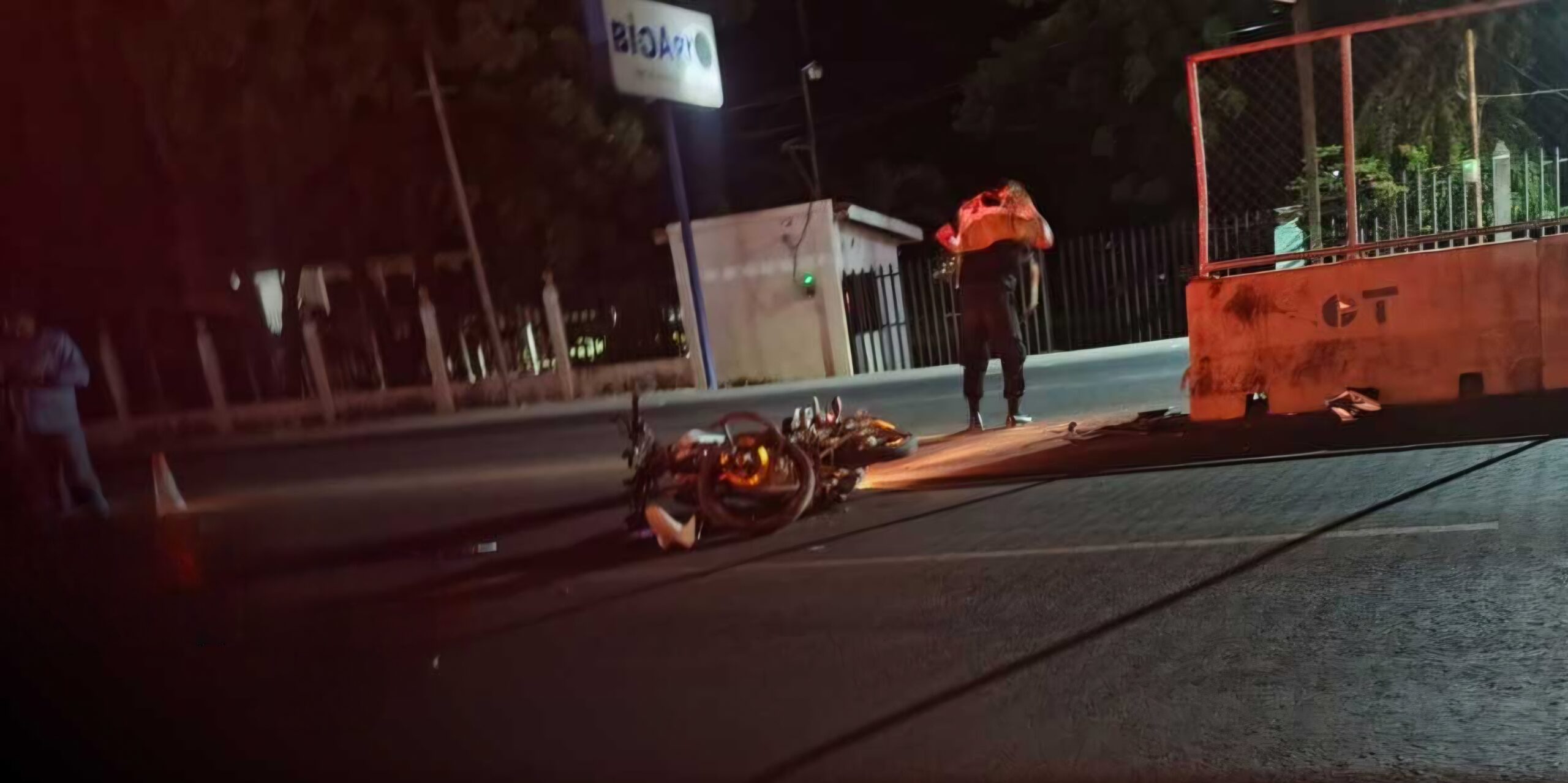 Motociclista fallece tras chocar contra valla metálica en la carretera León–Chinandega