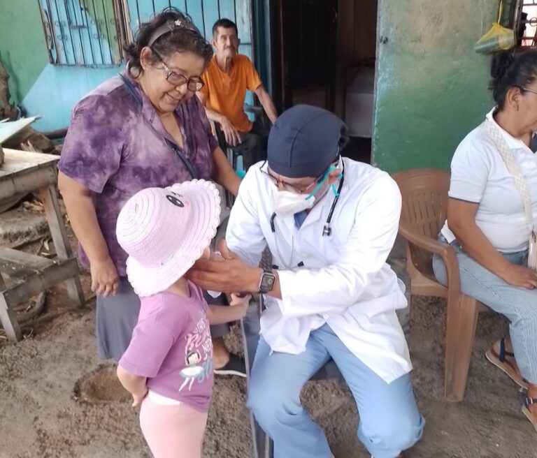 Feria de salud comunitaria acerca atención médica a familias del Barrio Monseñor Lezcano
