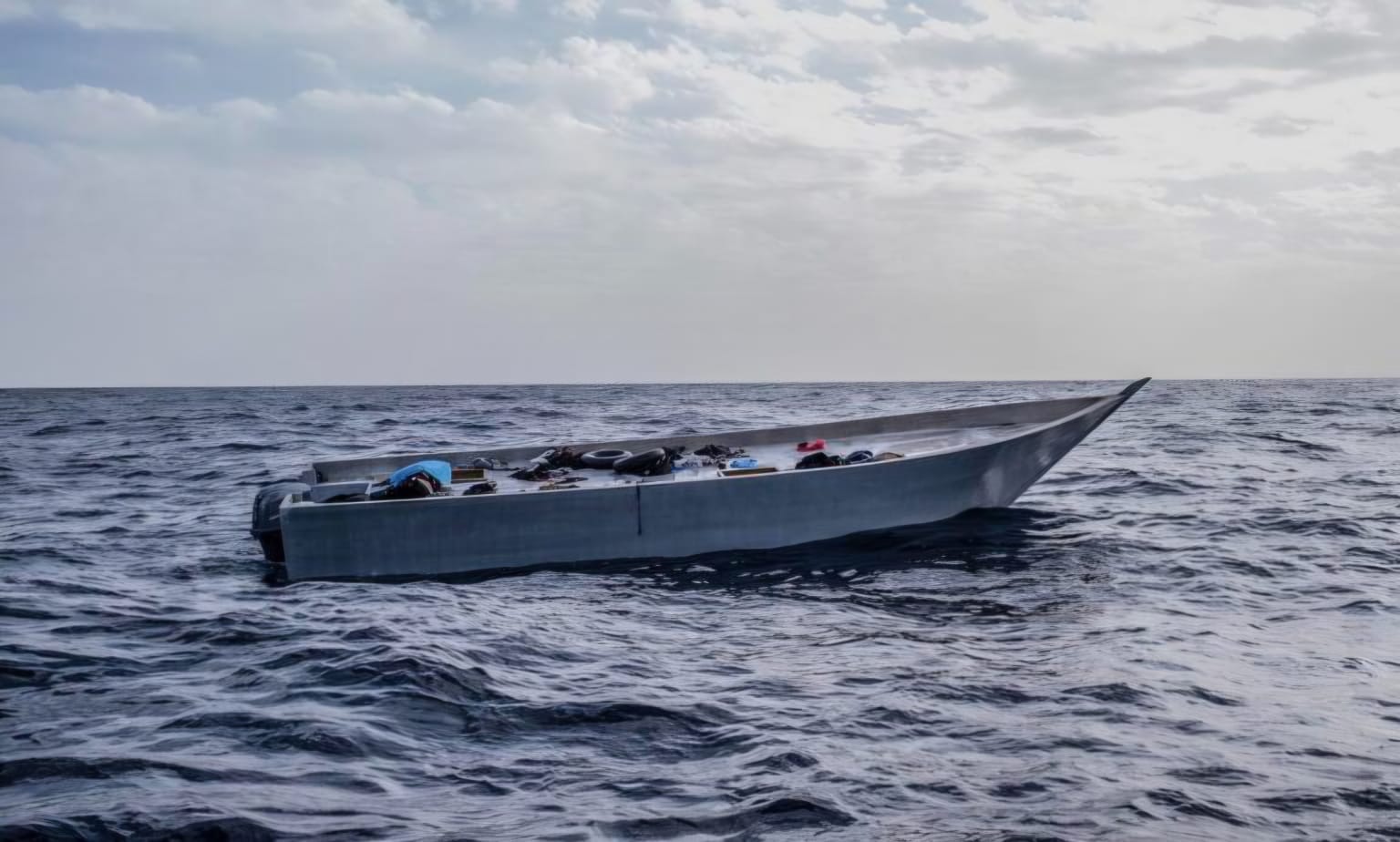 Más de 250 personas desaparecen tras un naufragio frente a Bangladés