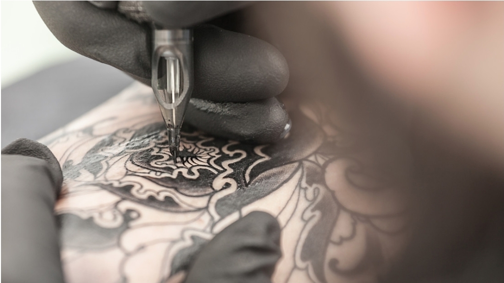La obligó a tatuarse su nombre 250 veces: el caso que expone una huella de relaciones abusivas