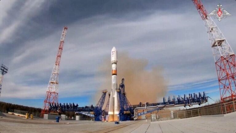 Rusia lanza cohete espacial Soyuz-2.1b con equipamiento militar