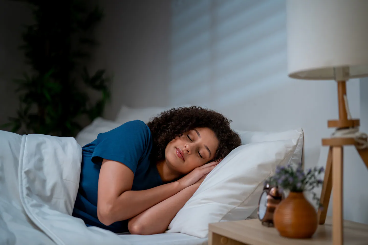 Dormir con o sin almohada tiene un impacto desconocido en la visión y la columna, según especialista