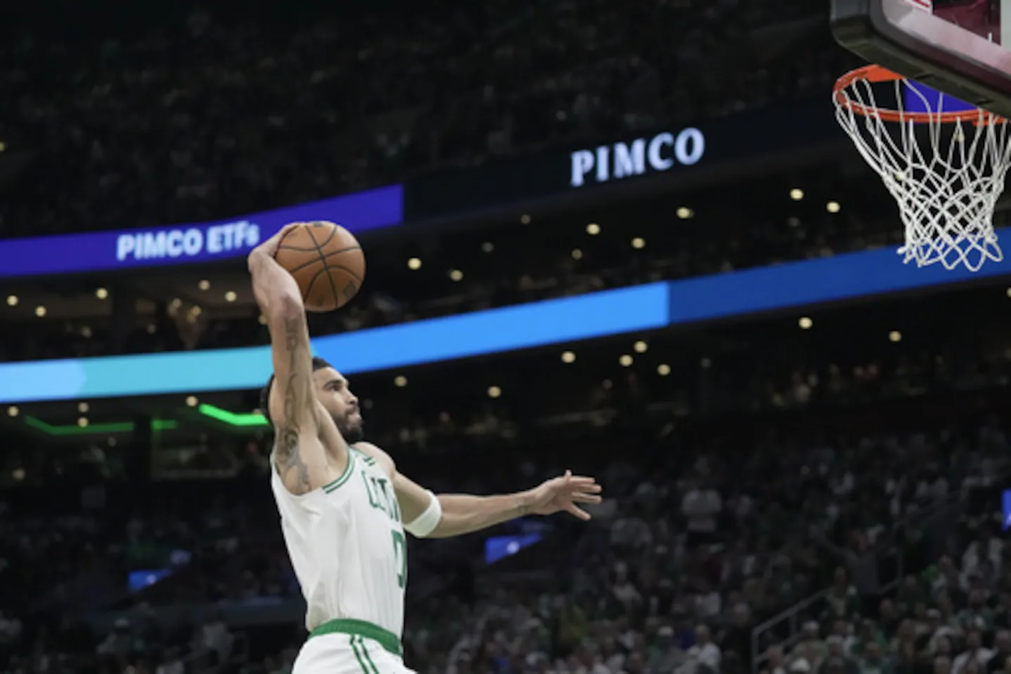 Jayson Tatum y los Celtis le dan una paliza a Filadelfia