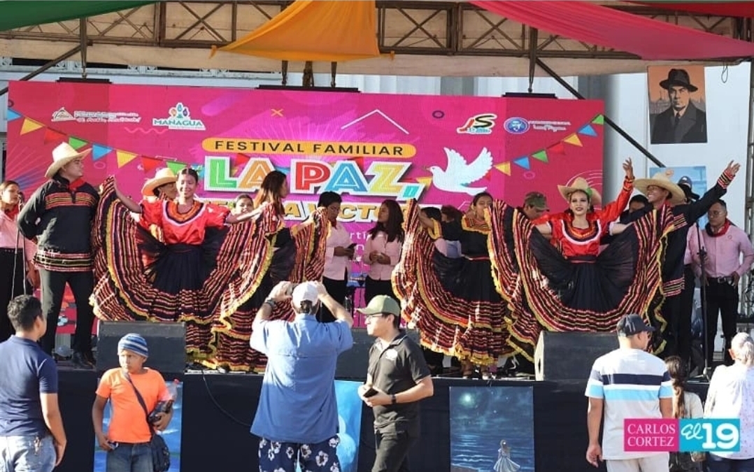 Familias capitalinas disfrutan de festival artístico, convivencia y orgullo patrio por el Día de la Paz