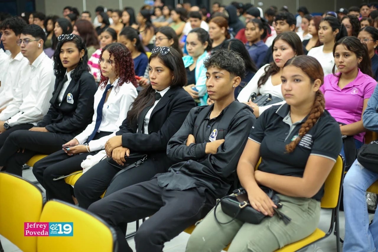Universitarios intercambian experiencias en la creación de artes gráficas