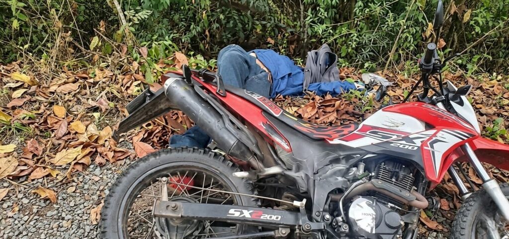 Hallan muerto a un hombre a la orilla de la vía en Nueva Segovia