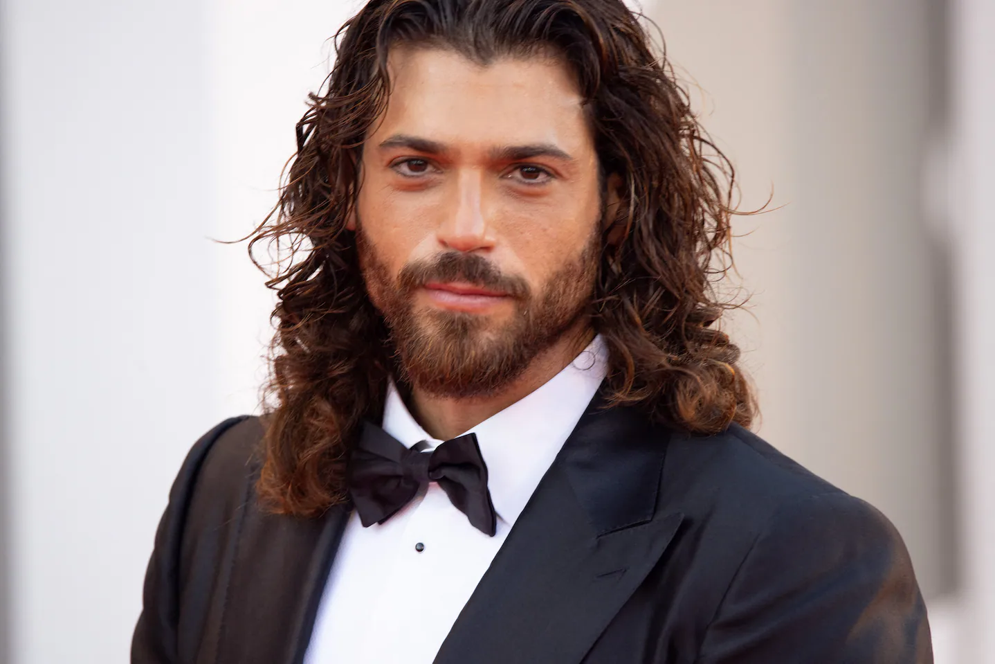 Actor turco se quita la barba y causa revuelo en las redes sociales