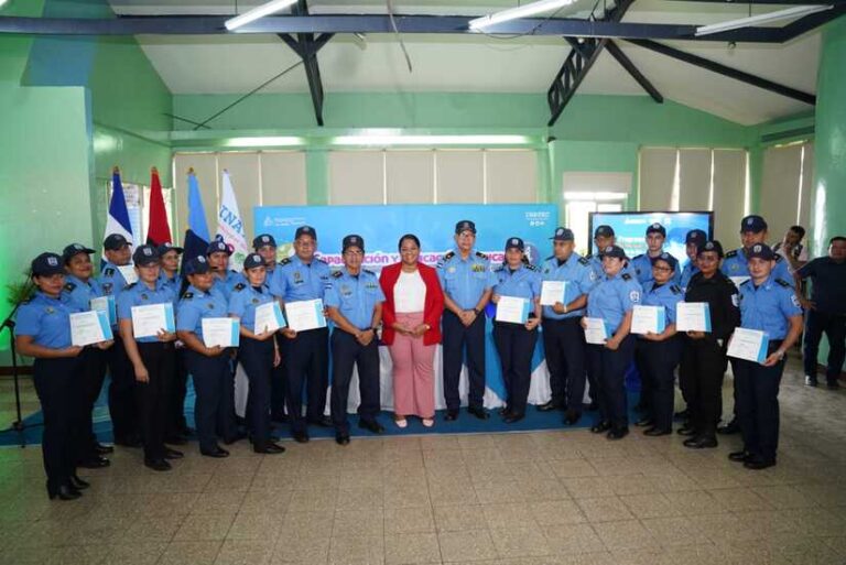 INATEC y MINT certifican a 495 policías en formación técnica y atención a la población