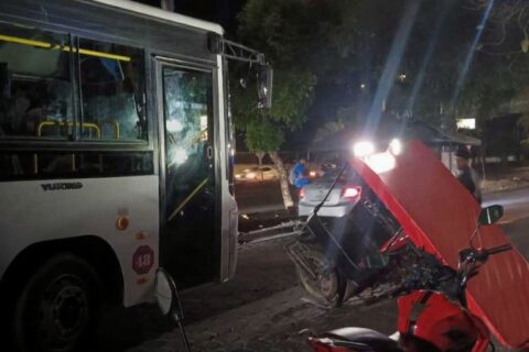 Fallece conductor de caponera tras colisionar con un bus de la ruta 114 en la Carretera Norte