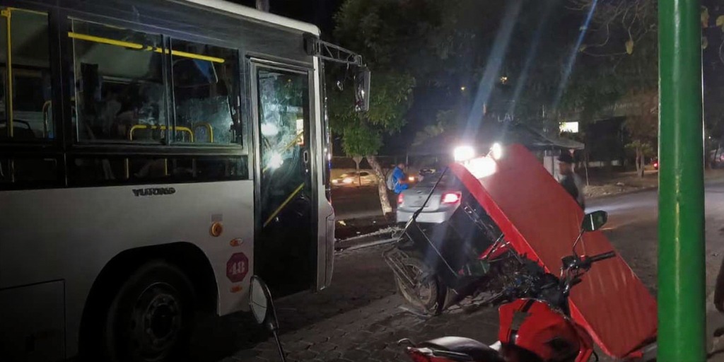 Fallece conductor de caponera tras colisionar con un bus de la ruta 114 en la Carretera Norte