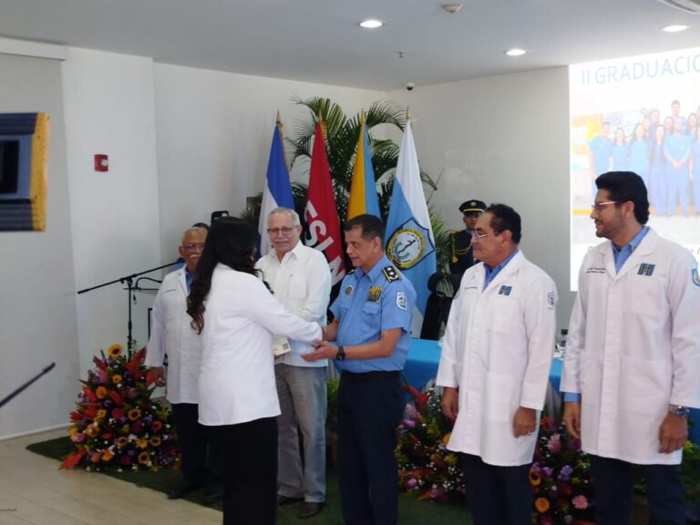 Nicaragua suma 25 nuevos médicos especialistas formados en la universidad de la Policía Nacional