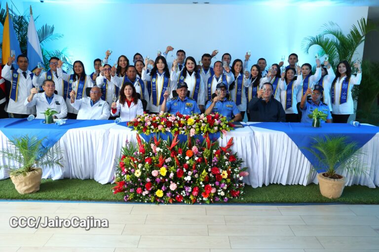 Policía Nacional gradúa a 25 médicos especialistas comprometidos con el bienestar del pueblo